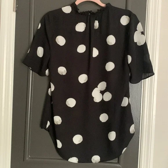 🖤🤍TAHARI Black and White Polka Dot Blouse - Picture 8 of 9